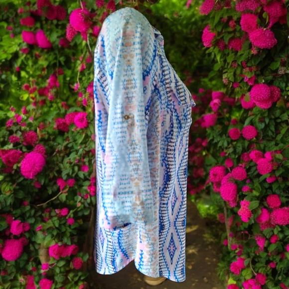 bebe~Peek-A-Boo Abstract Flowy Blouse With Cut-Outs - Picture 3 of 10